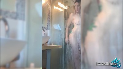 Бебе със сочно дупе, което мастурбира под душа.