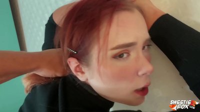 Човек, прецакан в устата и путката Послушна червенокоса бимбо и дойде на циците си