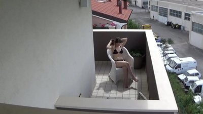 Шпиониране на младия ми съсед, който мастурбира на балкона
