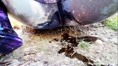 Пикаене на улицата! Елате да гледате как LilKiwwiMonster си намокря гащите и пикае в мръсотията!