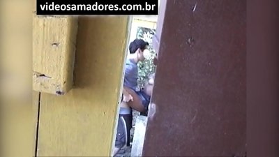 Воайорът снима млада двойка, която се чука, докато не открие видеозаписа